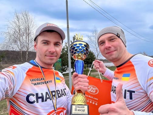 Славік та Ігор — команда CharBait з трофеєм на змаганнях з ловлі коропа